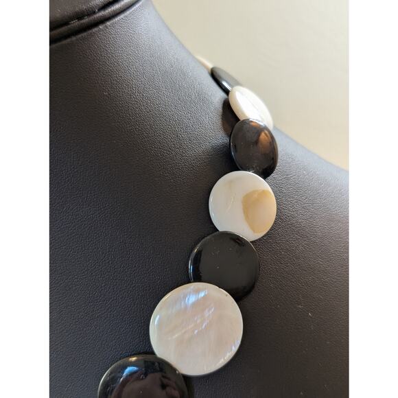 Erica Lyons Black & White Shell Disk 19"-22" Necklace NWT - Picture 4 of 6